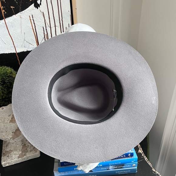 Never worn Hat - Picture 3 of 6